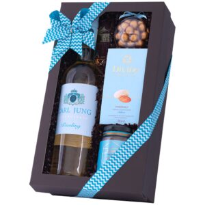 Kosz prezentowy Menuet – kartonowe pudełko z bezalkoholowym winem Carl Jung Riesling, kajmakiem i gorzką czekoladą