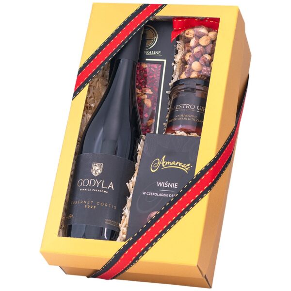 Kosz prezentowy Oberek – kartonowe pudełko z polskim winem Cabernet Cortis, wiśniami w czekoladzie i sosem śliwkowym