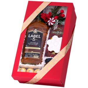Kosz świąteczny Rudolf – kartonowe pudełko z whisky Label 5, pralinami orzechowymi, herbatą i konfiturą