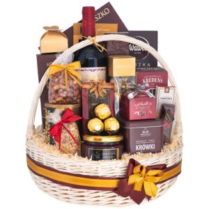 Kosz prezentowy Samba – wiklinowy kosz z winem Santa Margherita Merlot, pralinami z wiśniami, daktylami i krówkami