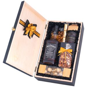 Kosz prezentowy Swing – drewniana skrzynka z whiskey Jack Daniel's, cukierkami truflowymi i herbatą z hibiskusa