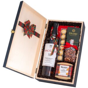Kosz prezentowy Zorba – drewniana skrzynka z whisky Macallan 12, kawą ziarnistą, ciastkami maślanymi i Ferrero Rocher